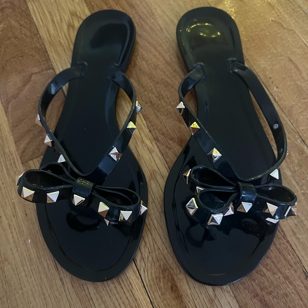 VALENTINO GARAVANI Rockstud Jelly Flip Flop Sandals in Black Size 40